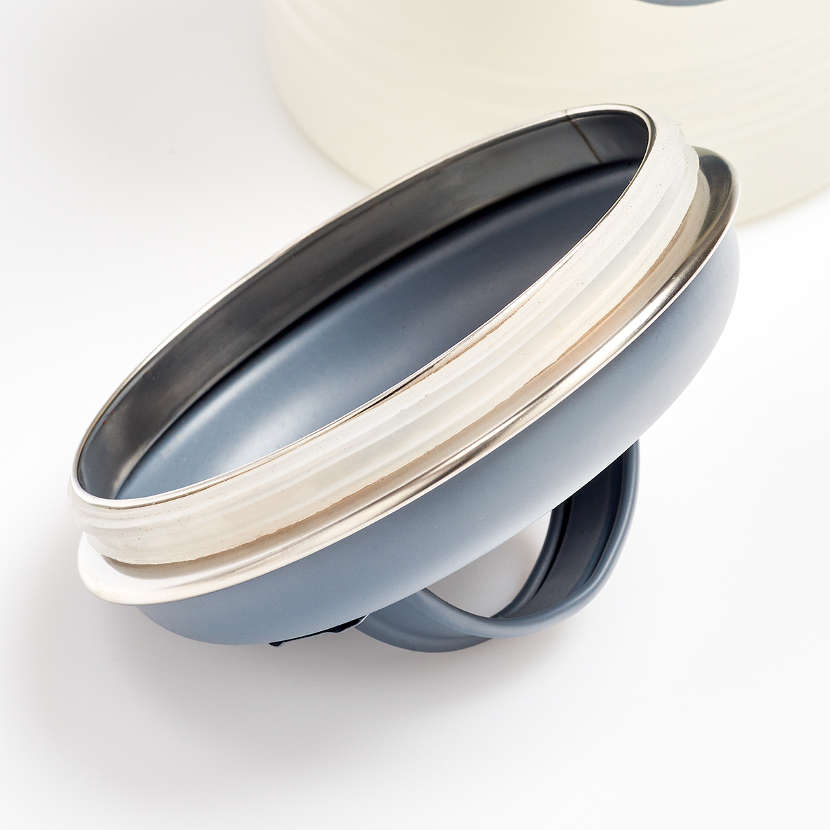 Vorratsdose, Metall, Ø11,3x16,5 cm. Farbe: creme/anthrazit. Fassungsvermögen: 780 ml. Diese Vorratsdose für Tee lässt schöne Erinnerungen aus