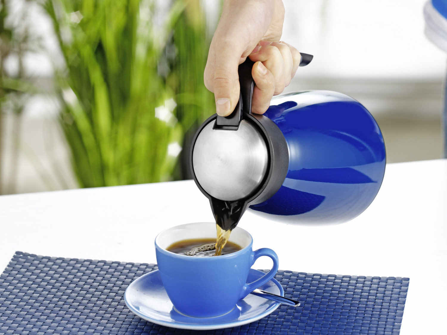 Isolierkanne GLACE, Inhalt: 1 Liter, doppelwandiger Edelstahl, grün lackiert, Höhe: 20,8 cm, Durchmesser: 13,5 cm.