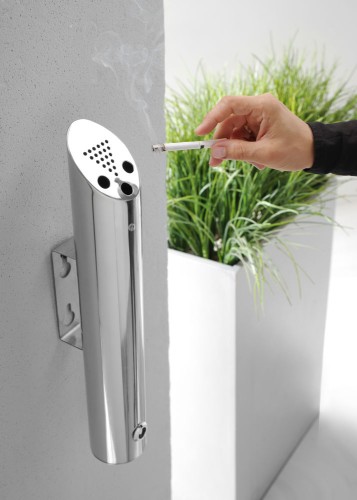 Aschenbecher, Edelstahl, zur Wandmontage. Sehr robustes Design, einfach an Wänden zu montieren.