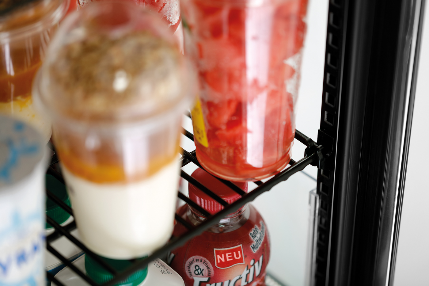 Bartscher Mini-Kühlvitrine 98L-SW | Art derVerglasung: Doppel-Verglasung | Maße: 43,5 x 38,5x 110,5 cm. Gewicht: 37,5 kg