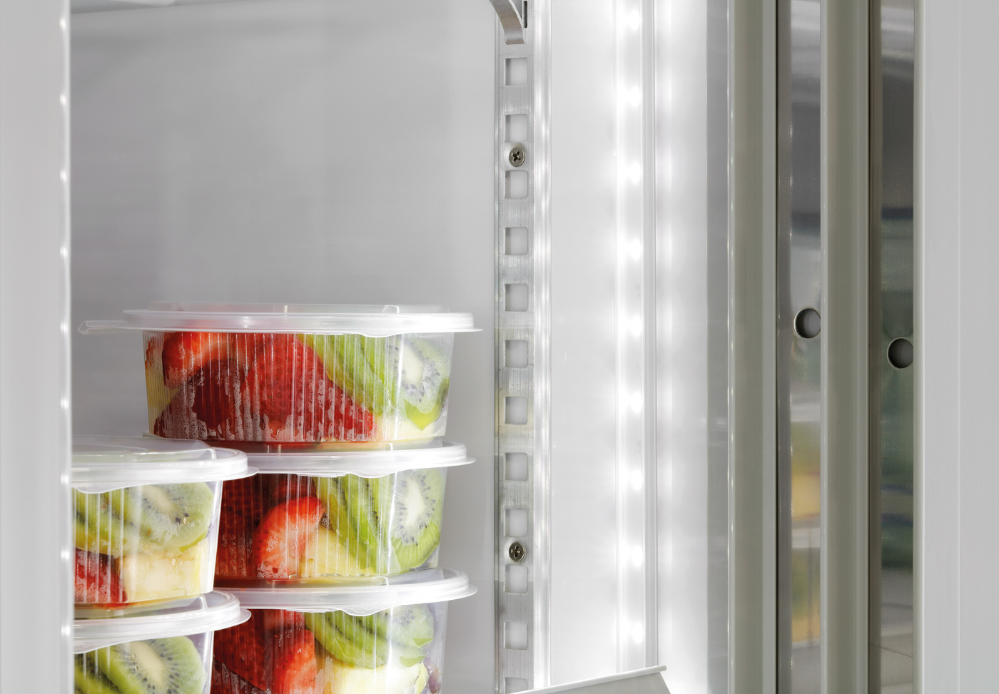 Bartscher Glastürenkühlschrank 830WB | Innenbeleuchtung: Ja | Maße: 100 x 73 x 2038 cm. Gewicht: 134 kg