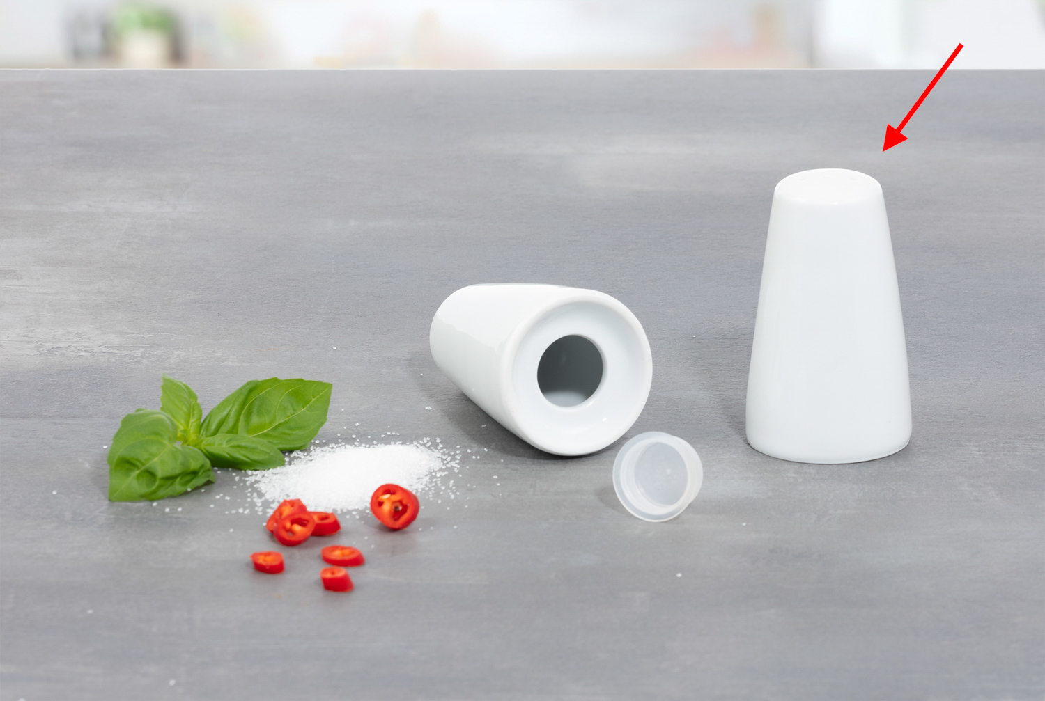 Salzstreuer SOLEA, Höhe 7,6 cm, von caterado. Aus weißem Porzellan.