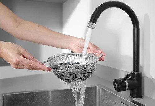 Gemüsesieb, Edelstahl, feinmaschig. Auf Fuß mit 2 Griffen. Spülmaschinengeeignet.