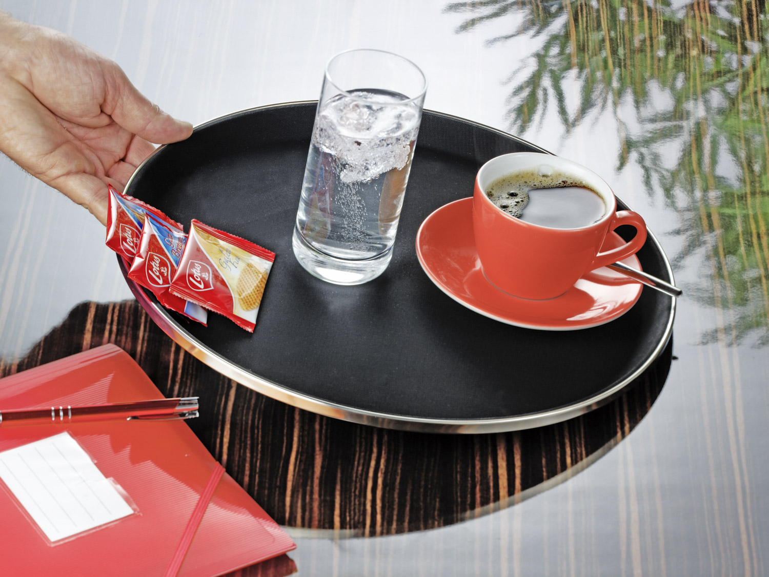 Antirutsch-Tablett TENNESSEE, Boden aus Fiberglas, Oberfläche aus Gummi, mit Edelstahlapplikation, stapelbar,