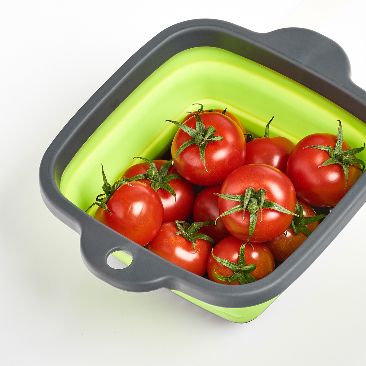 Falt-Sieb, PP/TPR, 21,9x18x2,8/7,9 cm. Farbe: anthrazit/grün. Nicht nur der Farbmix des Faltsiebs bringt gute Laune in die Küche! Der