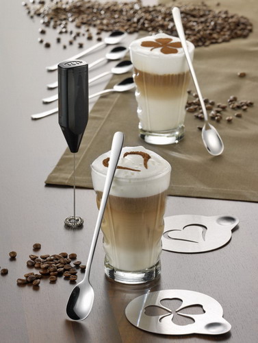9-teiliges Kaffeeset CREAMY, bestehend aus: 6 Langstiel-Löffeln, 2 Schablonen (Edelstahl) und 1 Milchaufschäumer.