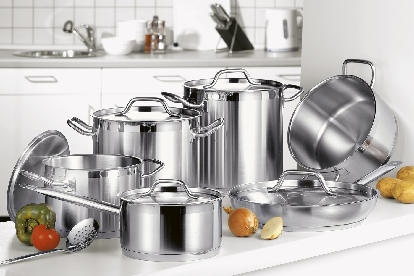 7-tlg. Sparset PROFESSIONELL : Töpfe aus Edelstahl 18/10, seidenmatt gebürstet in extra massiver Qualität. Verkapselter Aluminium-Sandwichboden.