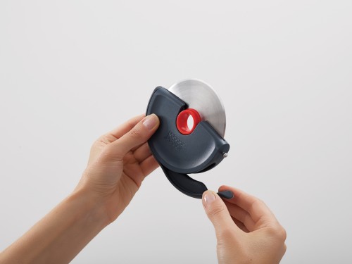 Joseph Joseph Disk - Leicht zu reinigender Pizzaschneider - grau