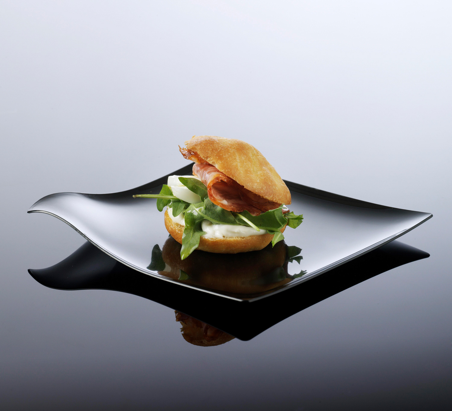 ARAVEN Speiseteller aus dem WAVE Catering-Sortiment in kleiner Größe, schwarz und aus Polystyrol