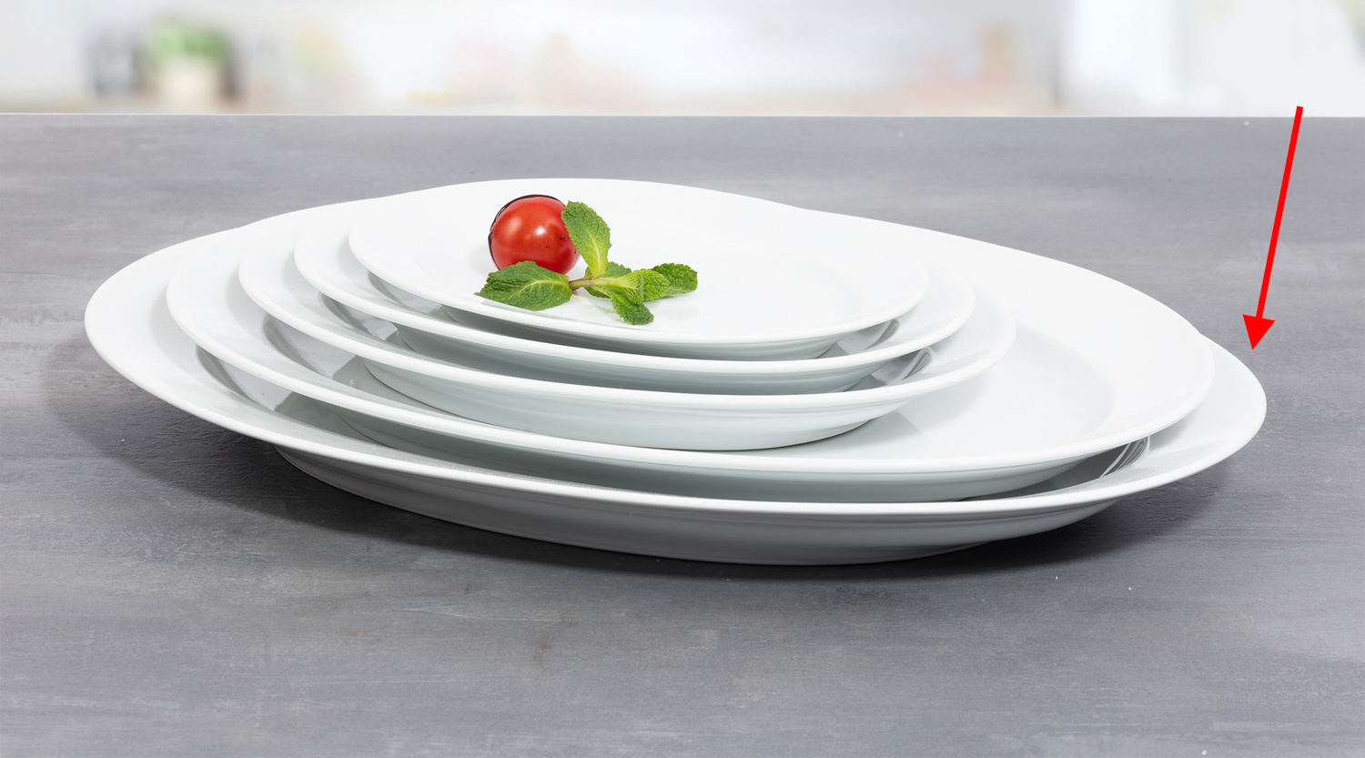 Servierplatte ADRINA, oval, 36 x 25,5 cm, von caterado. Aus weißem Porzellan. stapelbar.