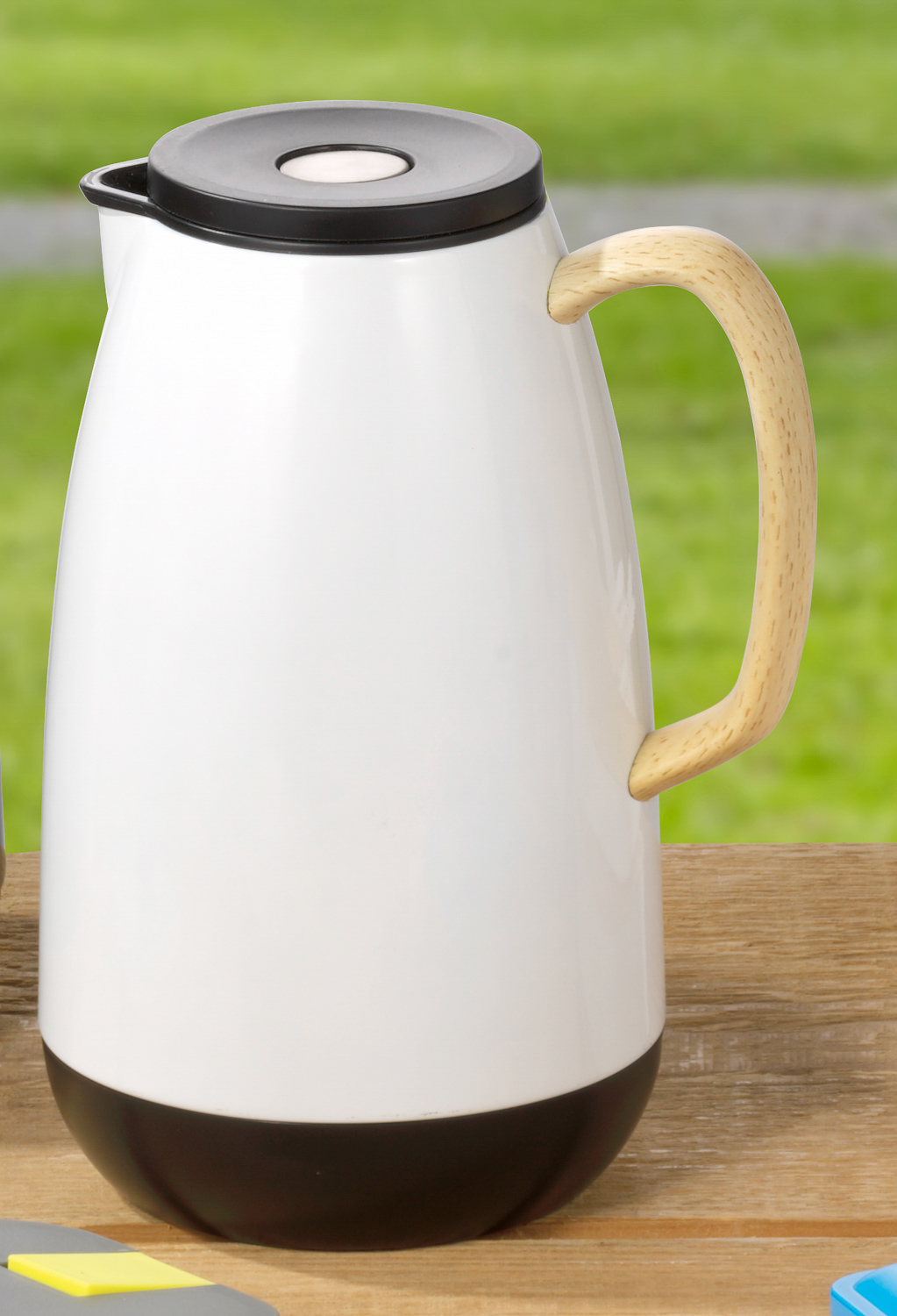 Isolierkanne NATURE, Inhalt 1,0 Liter, lackierter Edelstahl mit Glaskolbeneinsatz. Farbe: weiß, Griff in Holz-Optik,