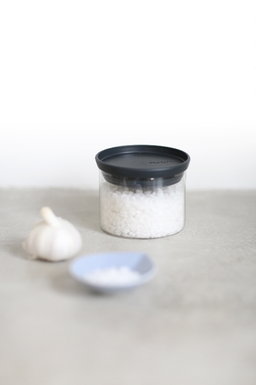 Brabantia stapelbarer Glasbehälter TOKIO, Inhalt: 0,3 Liter, Farbe Deckel: dunkelgrau, Höhe 8,5 cm, Durchmesser 10,5 cm.