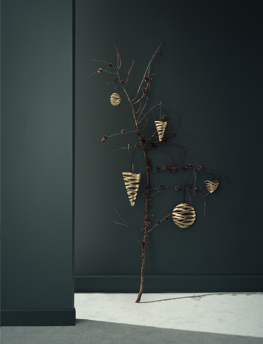 Tangle Schmuckkugle brushed brass - Maße: 17 x 4 x 16 cm - von Stelton