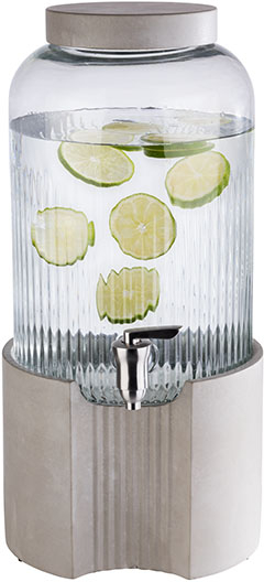 Getränkespender ELEMENT, Kapazität: 7 Liter. Maß: Ø 22cm, H: 45cm. Material: Glas, Edelstahl. Basis und Deckel aus Beton mit Antirutsch-Füßchen.