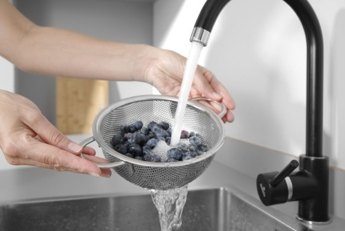 Gemüsesieb, Edelstahl, feinmaschig. Auf Fuß mit 2 Griffen. Spülmaschinengeeignet.