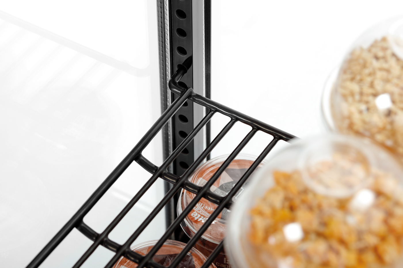 Bartscher Mini-Kühlvitrine 98L-SW | Art derVerglasung: Doppel-Verglasung | Maße: 43,5 x 38,5x 110,5 cm. Gewicht: 37,5 kg