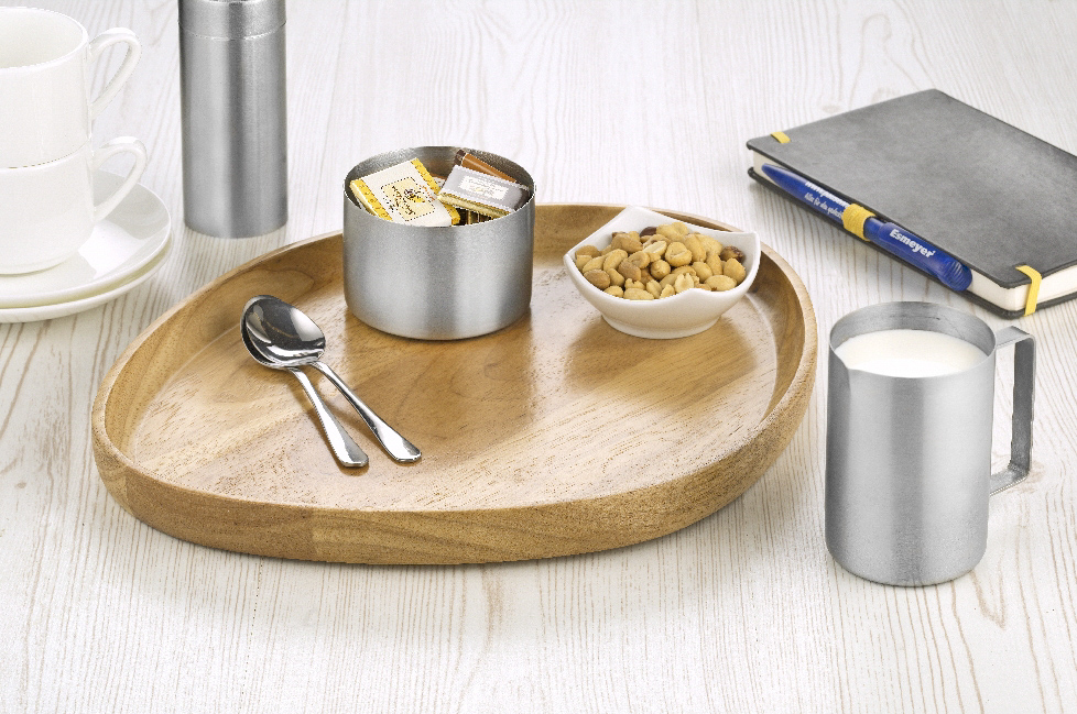 Tablett "COAST", aus Gummibaumholz, asymmetrische Form. Maße ca. 34 x 28 x 2,6 cm