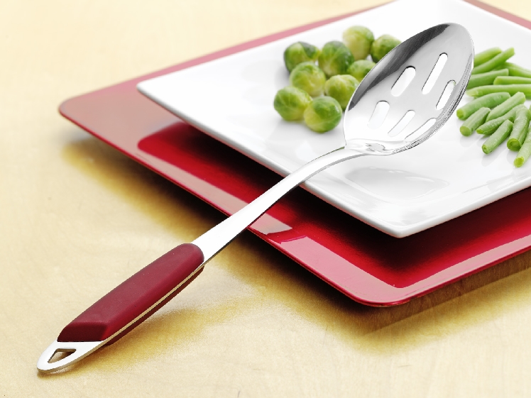 Servierlöffel TOLEDO, geschlitzt, bordeaux-rot, Edelstahl 18/0, 2,5 mm dick, hochglanzpoliert, mit Kunststoff-Griffschalen, auf Hängekarte