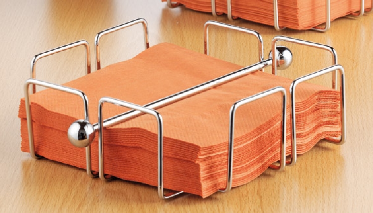 Serviettenhalter WIRE aus verchromtem Metall, für ca. 50 Stück. Mit 4 Kunststoffstoppern für einen stabileren Stand auf der Oberfläche.