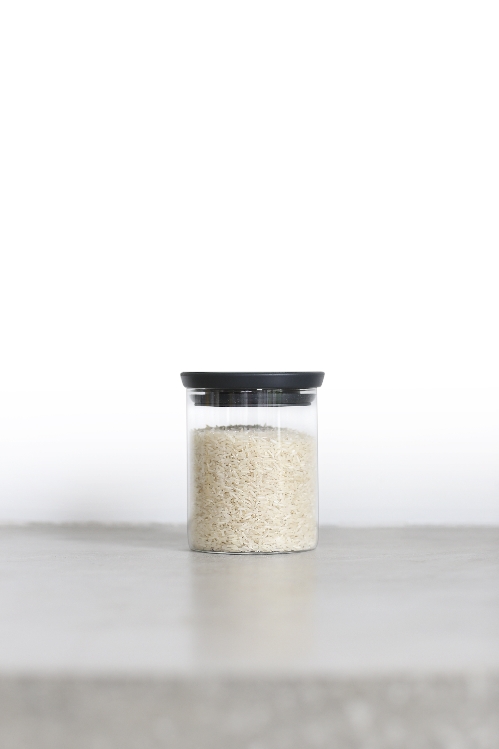 Brabantia stapelbarer Glasbehälter TOKIO, Inhalt: 0,6 Liter, Farbe Deckel: dunkelgrau, Höhe 13 cm, Durchmesser 10,5 cm.