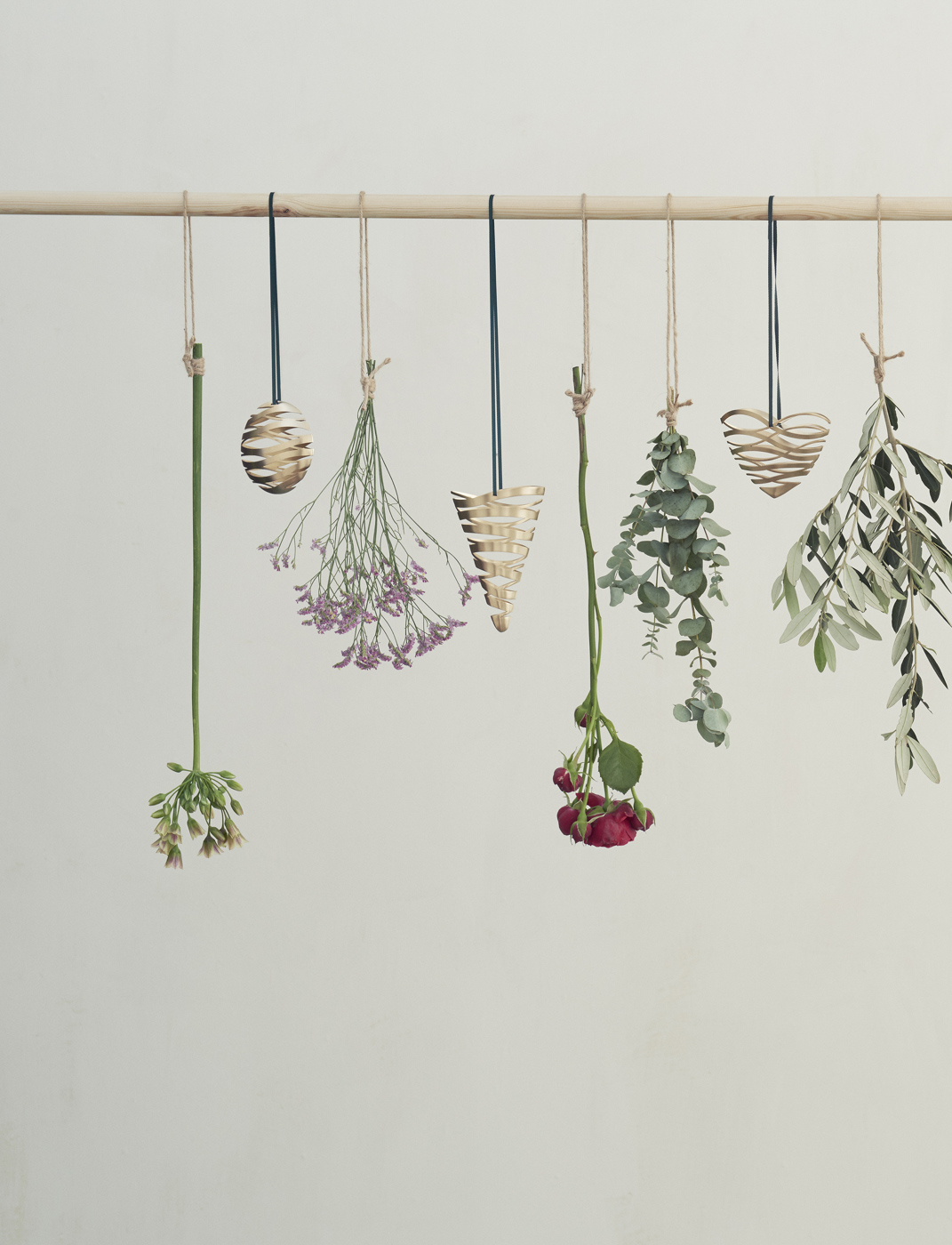 Tangle Schmucktüte brushed brass - Maße: 9 x 4 x 13 cm - von Stelton