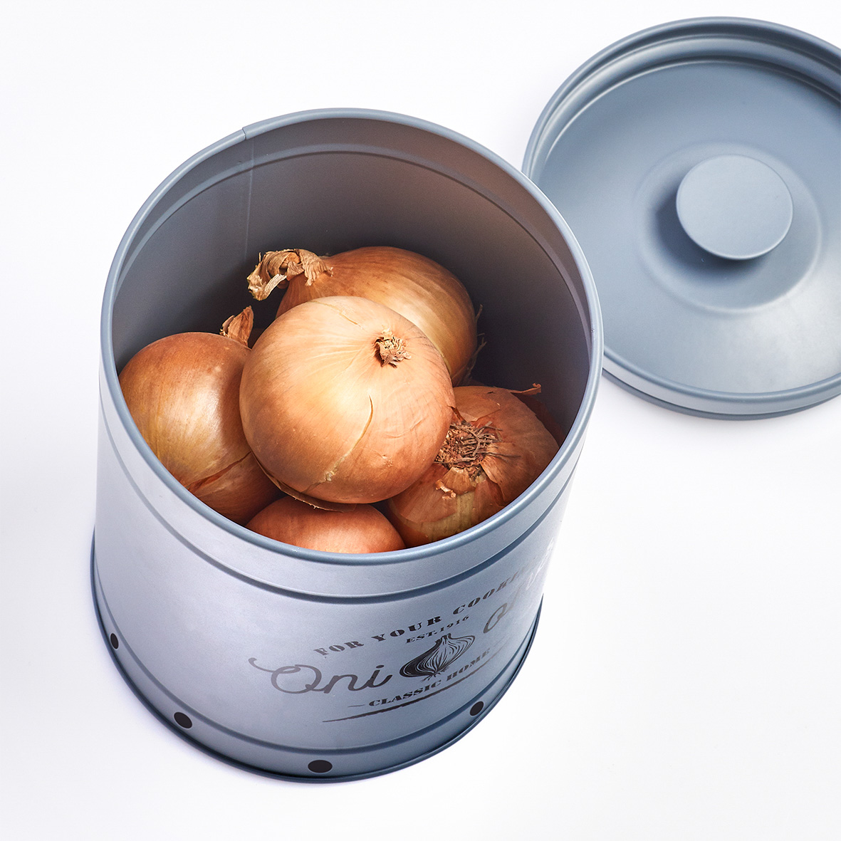 Vorratsdose, Metall, Ø13,7x18,4 cm. Farbe: grau Die vielseitig einsetzbare Zwiebel steht bei fast allen herzhaften Gerichten auf der Zutatenliste.
