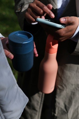 Joseph Joseph Sipp Reisebecher mit Klappdeckel - 340 ml - Blau