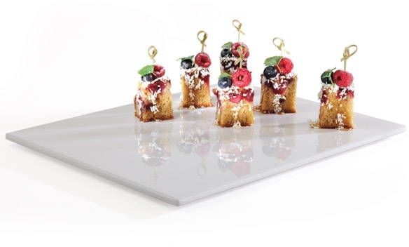 GN 2/4 Tablett -ZERO- 53 x 16,2 cm, H: 1,5 cm Melamin, weiß mit Antirutsch-Füßchen spülmaschinengeeignet stapelbar nicht