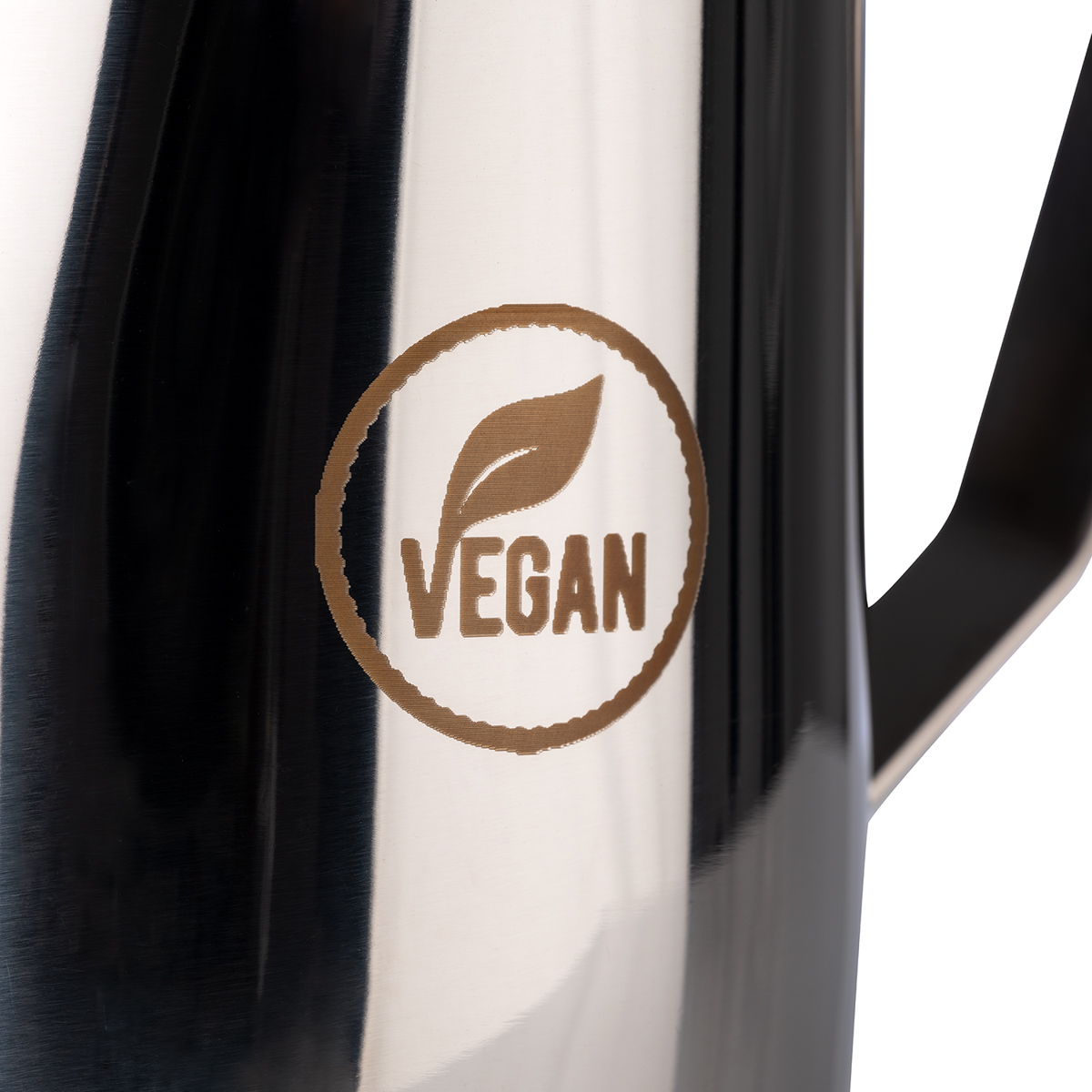Milch- / Universalkanne, Ø 10,5 cm, H: 13 cm, 0,8 Liter, Edelstahl, außen hochglanzpoliert, innen matt poliert, mit Gravur: VEGAN