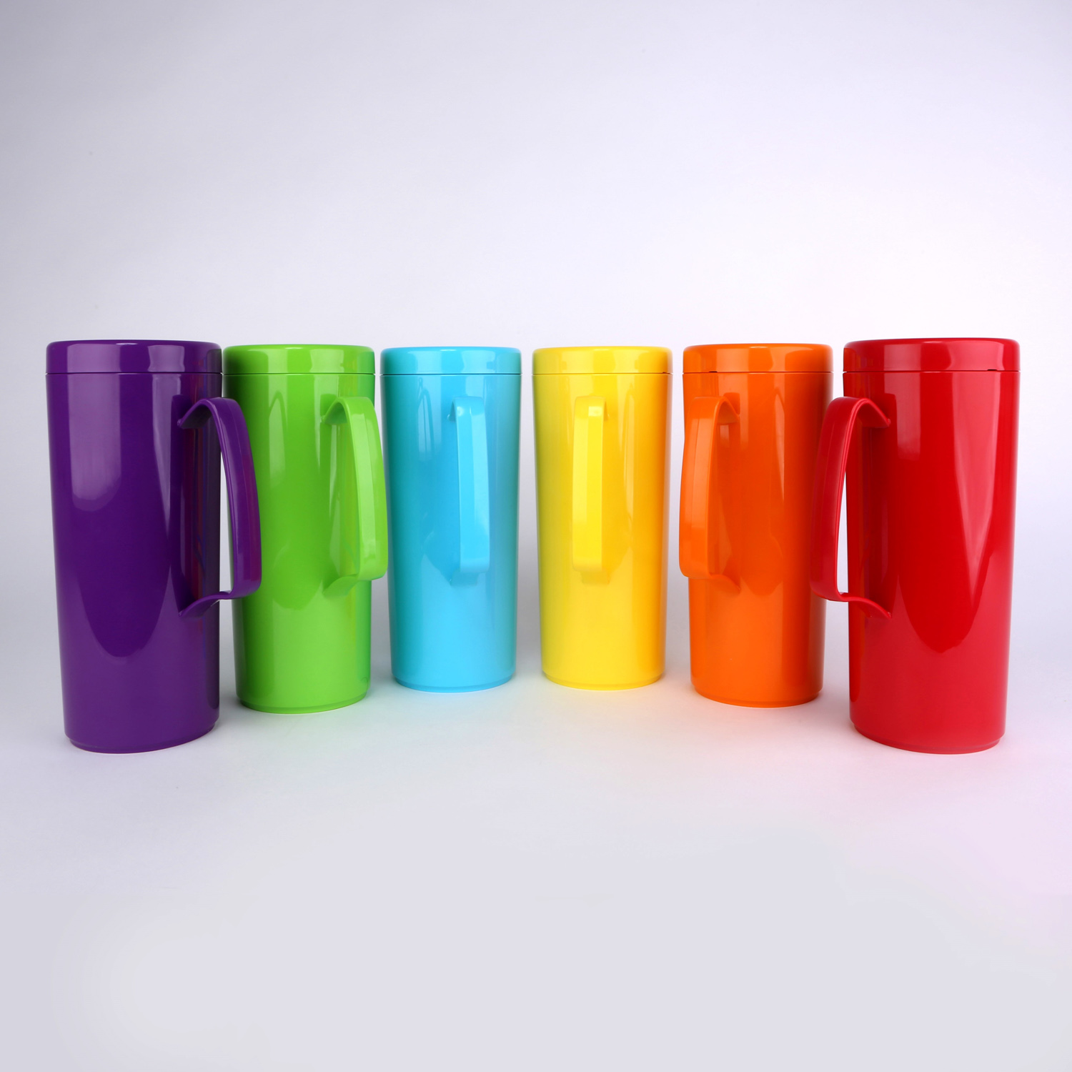 vaLon Zephyr Kanne 1 Liter mit Deckel aus schadstofffreiem Kunststoff in der Farbe rot.