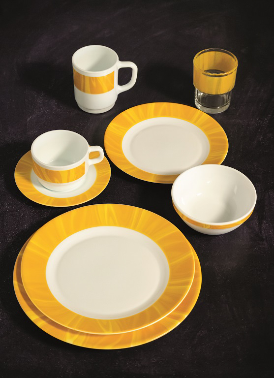 Untertasse NATURA mit gelbem Muster. Durchmesser 14 cm, aus Opalglas. Von Bormioli Rocco.