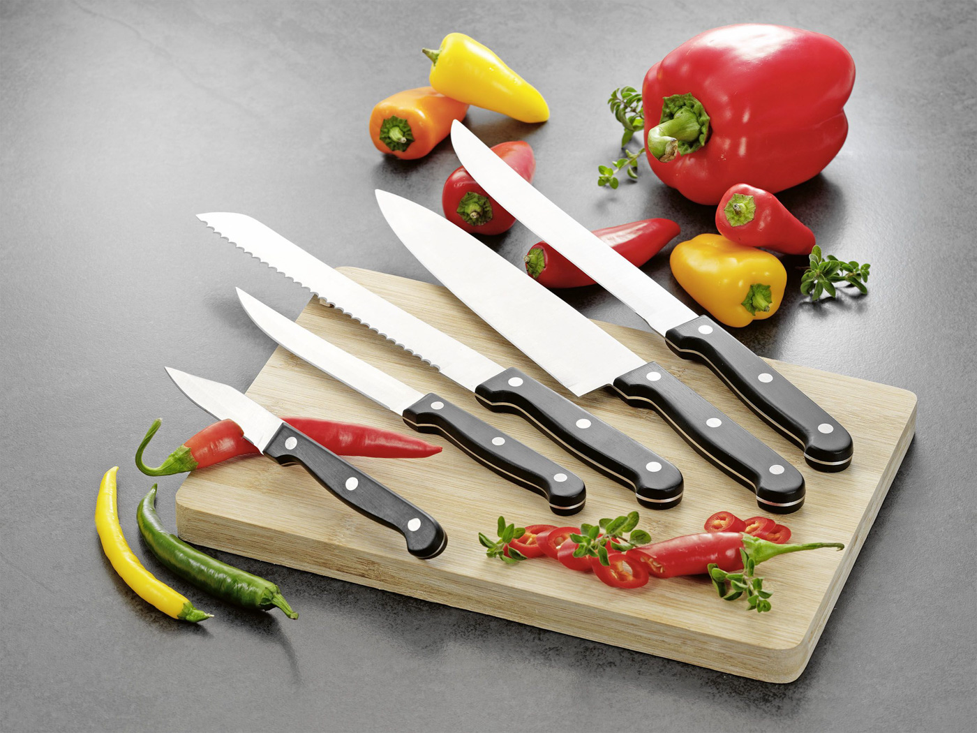 30-teiliges Messerdisplay SATELLITE "SPARSET" Klingen aus Spezialstahl, mit durchgehendem Erl, Griffe aus schwarzem POM-Kunststoff,