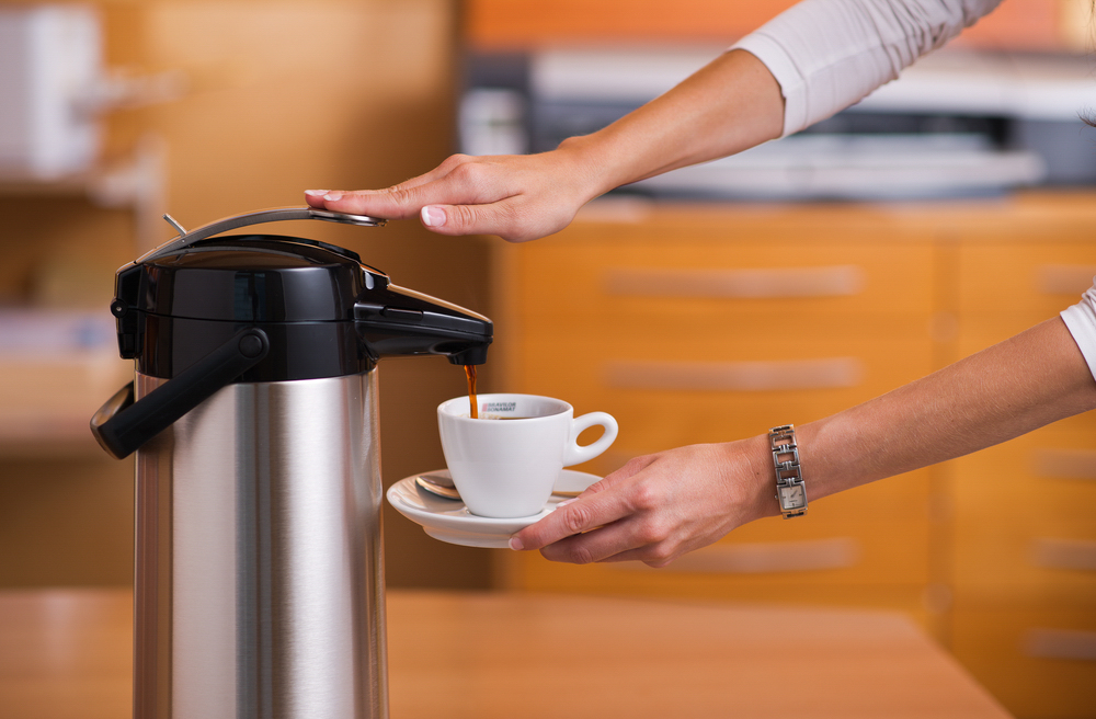 Pumpkanne AIRPOT FURENTO, Inhalt: 2,2 Liter, von Bravilor Bonamat, Farbe: silber-schwarz, aus Edelstahl, mit Pumphebel