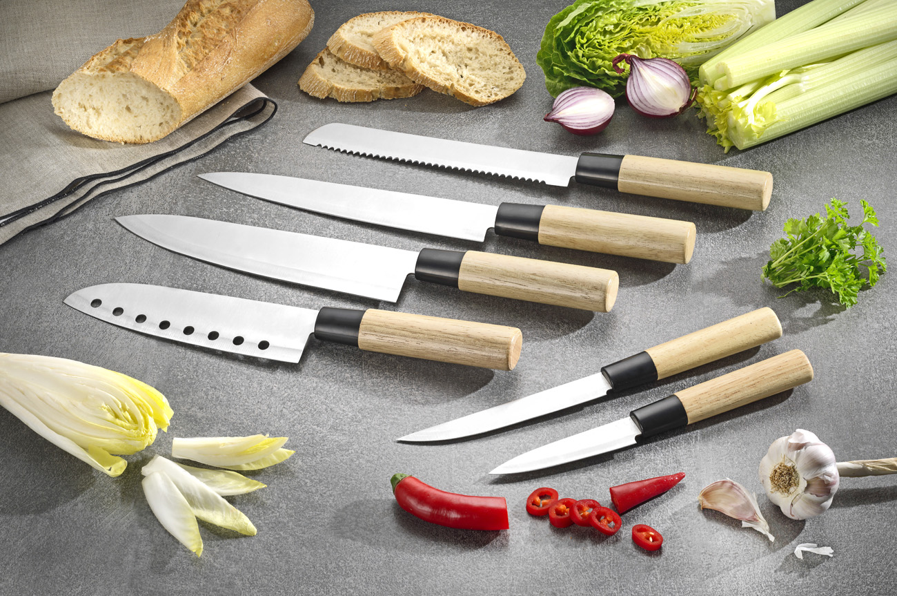 6-teiliges Messerset ASTRAEA im asiatischen Stil. Klingen aus Edelstahl. Enhält je ein Koch-, Brot- Santokou-, Filetier-, Universal- und Schälmesser