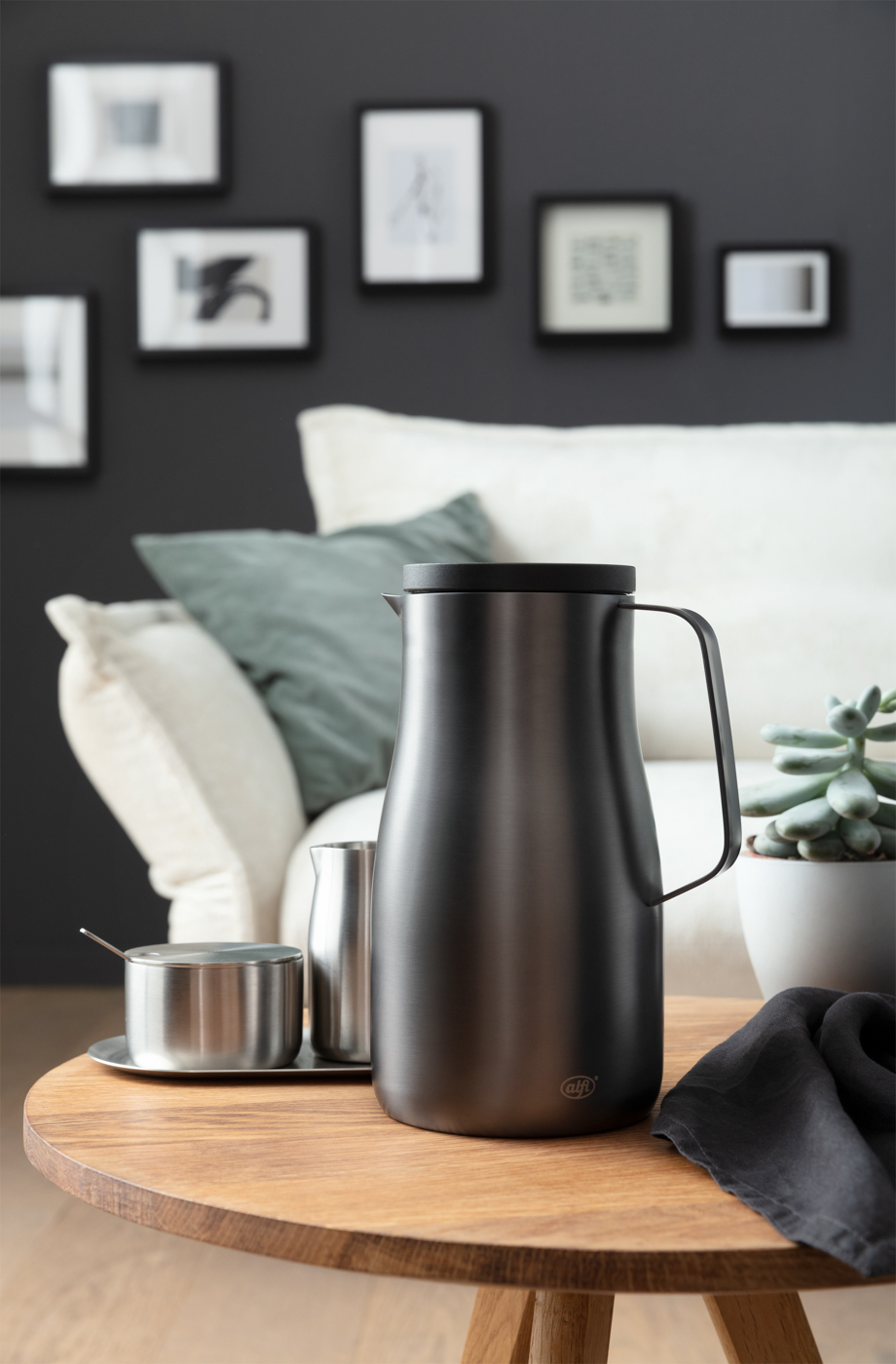 Isolierkanne Studio 1,0 l; funktionales Design by pearl creative Christian Rummel & Tim Storti; hochwertiger doppelwandiger Edelstahl dark steel