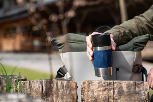 Emsa TRAVEL MUG COMPACT Isolierbecher 0,3 Liter, in der Farbe Dunkelblau, aus Edelstahl, mit Soft Touch Manschette und Drehverschluss,