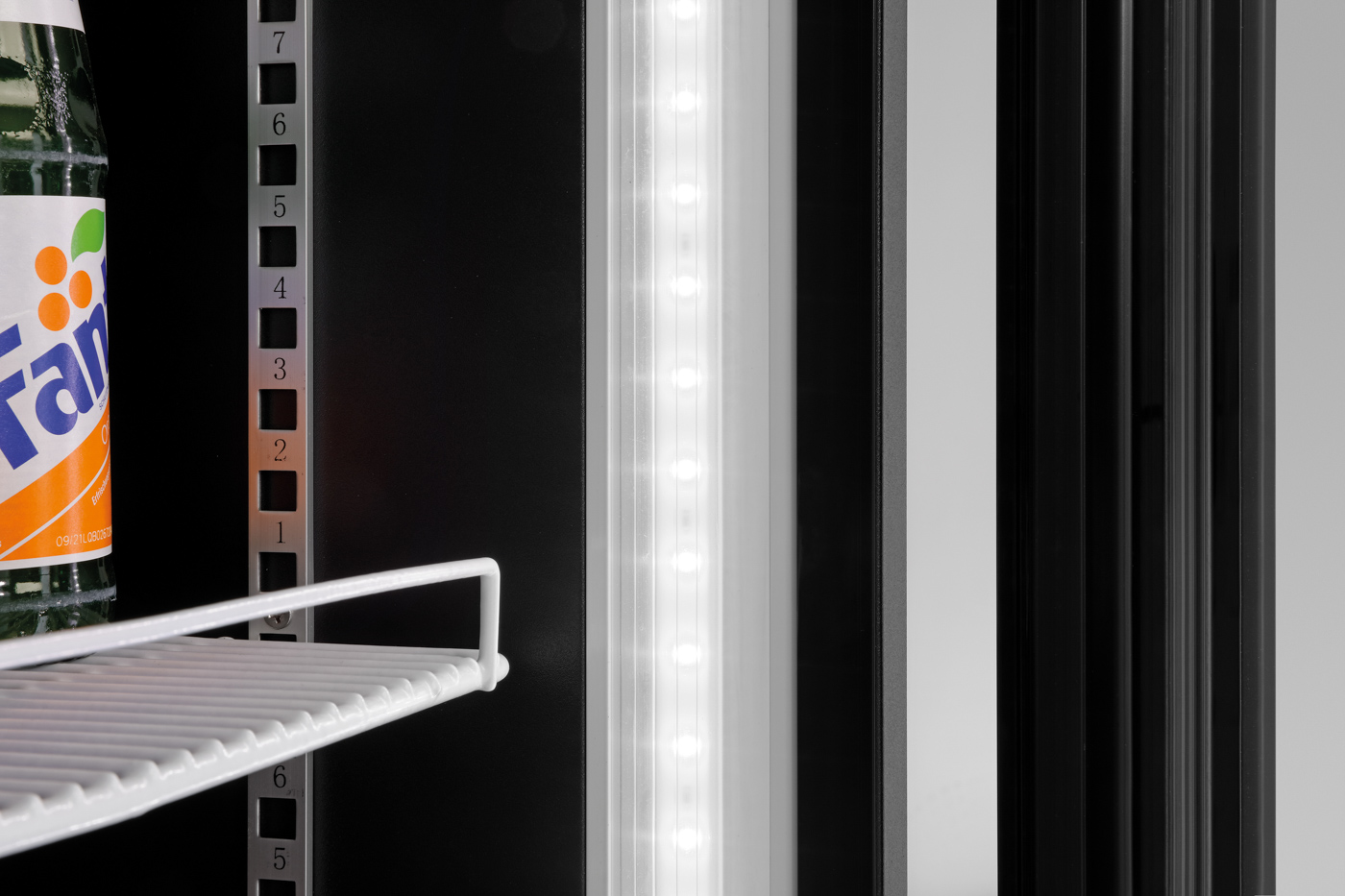 Bartscher Glastürenkühlschrank 300L |Innenbeleuchtung: Ja | Maße: 48 x 77,5 x 199,5 cm.Gewicht: 78 kg