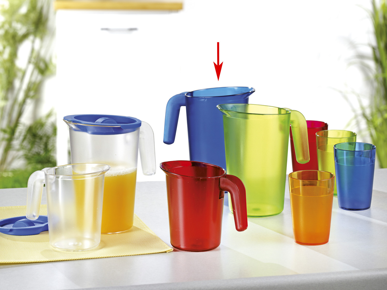 Roltex Saftkanne LUCY aus Polycarbonat in blau, Kapazität: 1 l, Höhe: 17 cm.