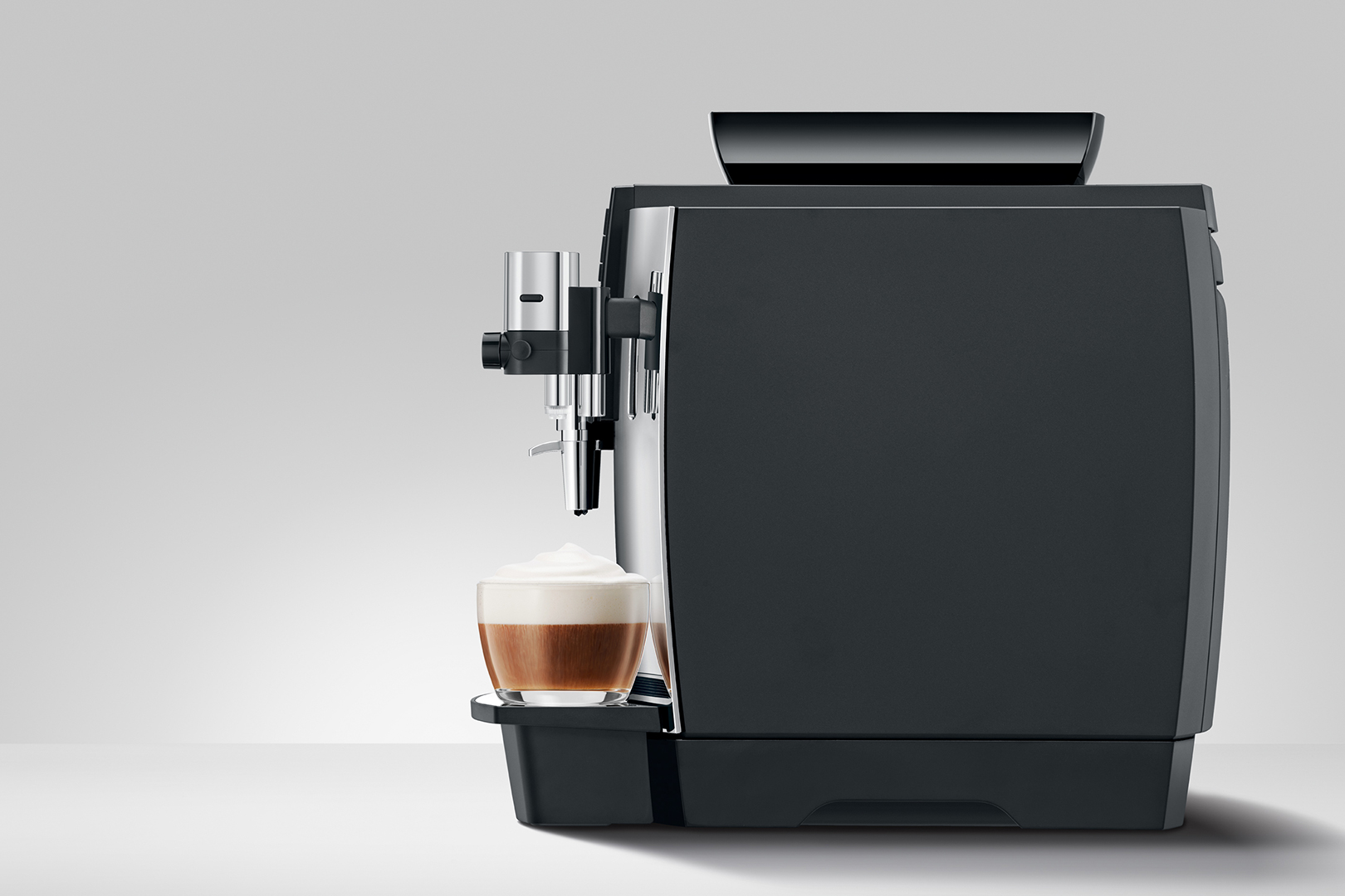 Kaffeevollautomat Jura WE8 in Chrom, mit 2,8 Zoll TFT-Farbdisplay für zahlreiche Kaffee-Spezialitäten auf Knopfdruck