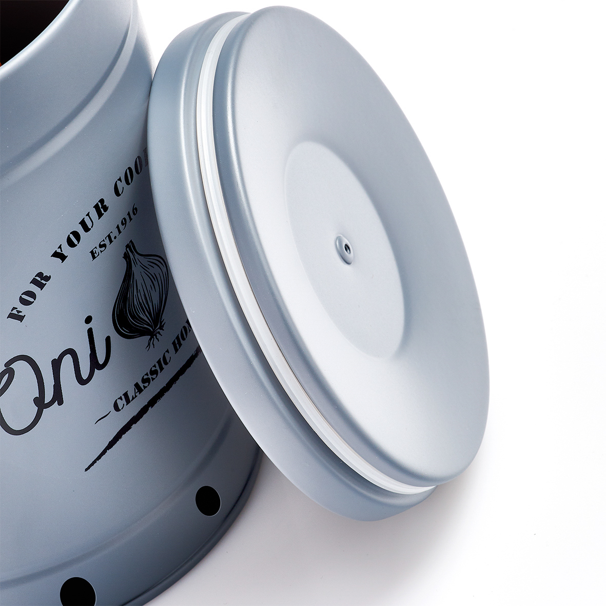 Vorratsdose, Metall, Ø13,7x18,4 cm. Farbe: grau Die vielseitig einsetzbare Zwiebel steht bei fast allen herzhaften Gerichten auf der Zutatenliste.