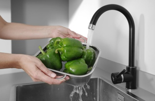 Gemüsesieb, quadratisches Model, auf Fuß mit 2 Griffen. Edelstahl.218x218x(H)70 mm