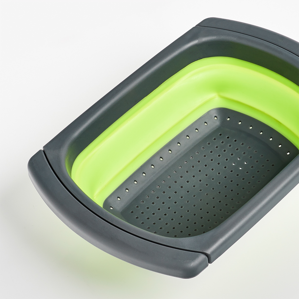 Falt-Sieb, PP/TPR, 44/68x29,8x5,2/13,1 cm. Farbe: anthrazit/grün. Dieses Multitalent findet auch in der kleinsten Küche Platz! Der praktische
