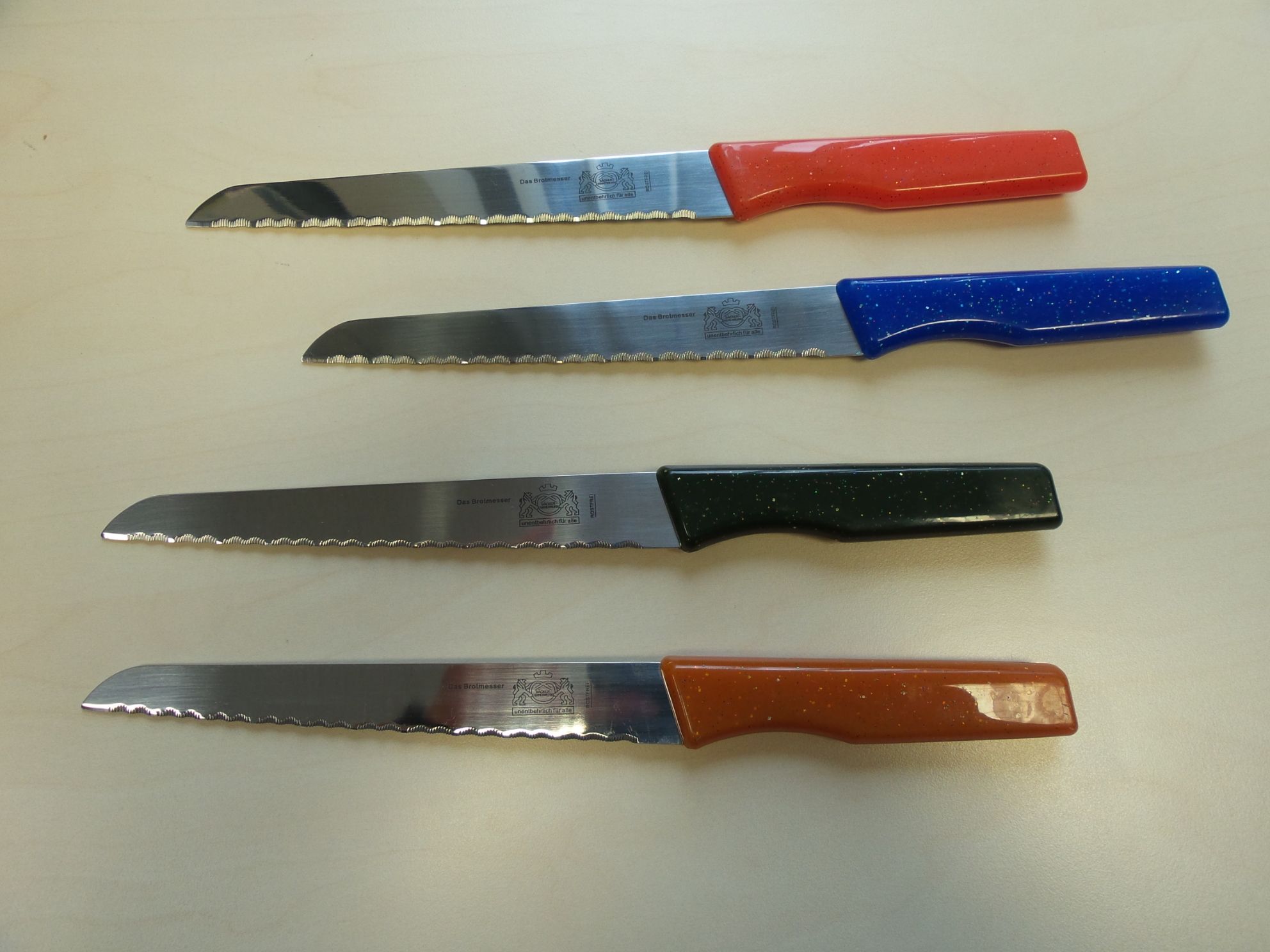 Brotmesser Display mit 16 Messern in vier unterschiedliche Farben (blau, grün, rot und orange