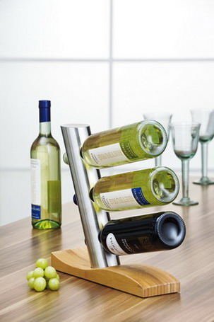 Weinregal JAMES Weinflaschenhalter aus mattiertem Edelstahl, auf einem geschwungenen Bambus-Fuss.