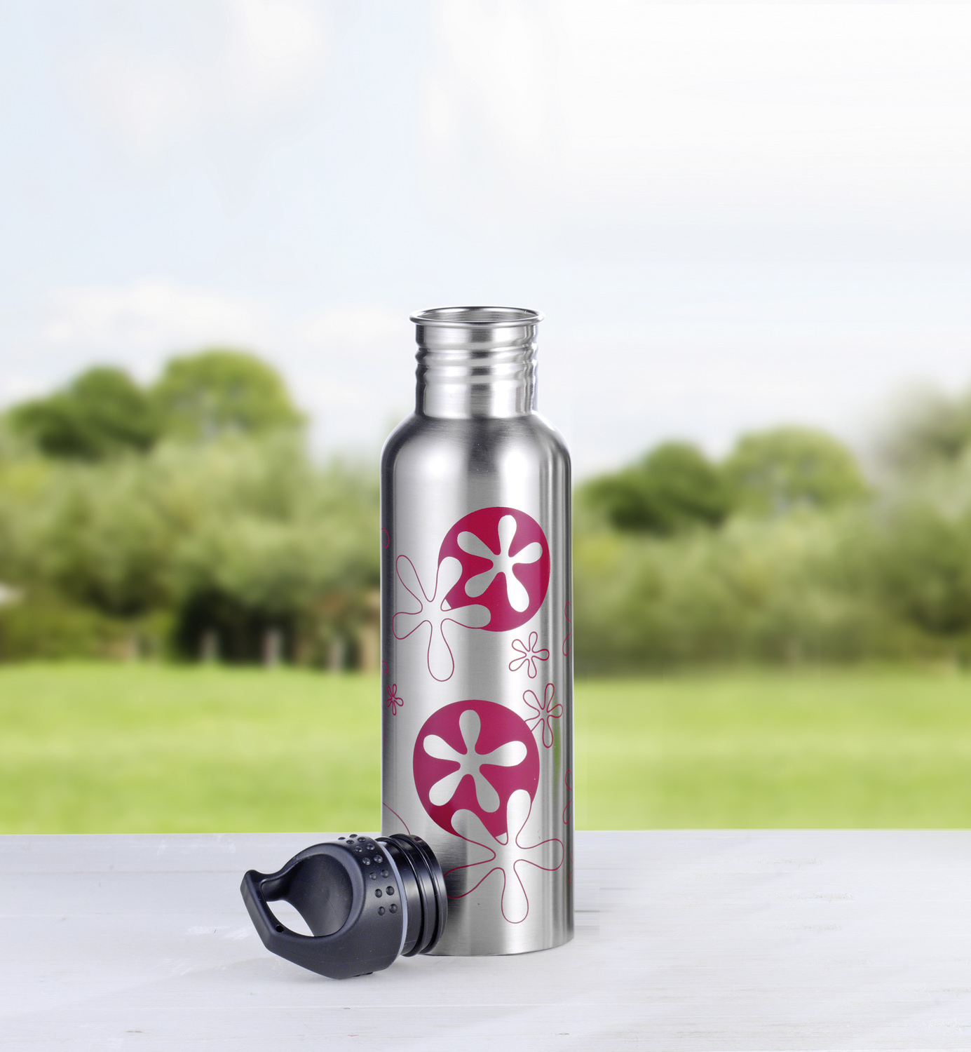 Trinkflasche SASCHA aus Edelstahl 18/10, matt gebürstete Oberfläche mit lilafarbenem Druck. Volumen ca. 0,75 Liter.