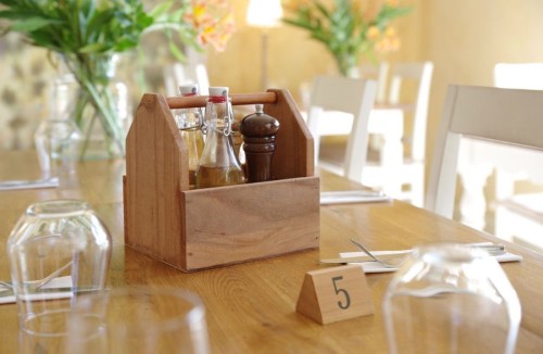 Tisch caddy aus Holz, 190x160x200 mm, mit zwei Fächern und einem großen Griff