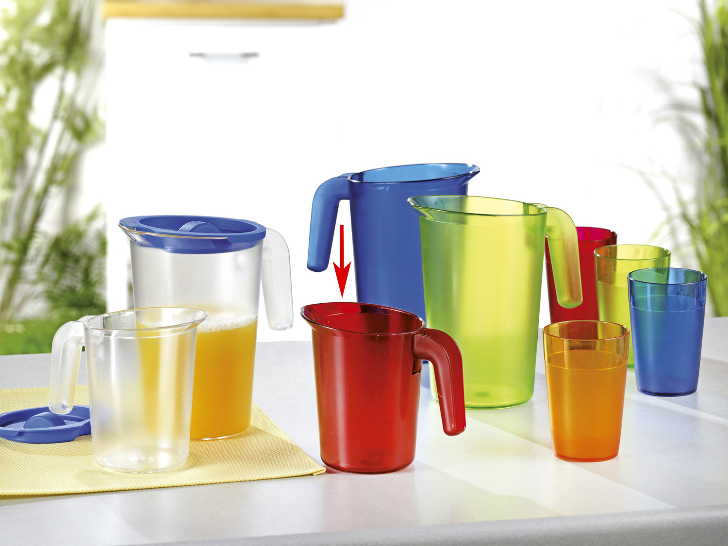 Roltex Saftkanne LUCY aus Polycarbonat in rot, Kapazität: 0,5 l, Höhe: 13,8 cm.