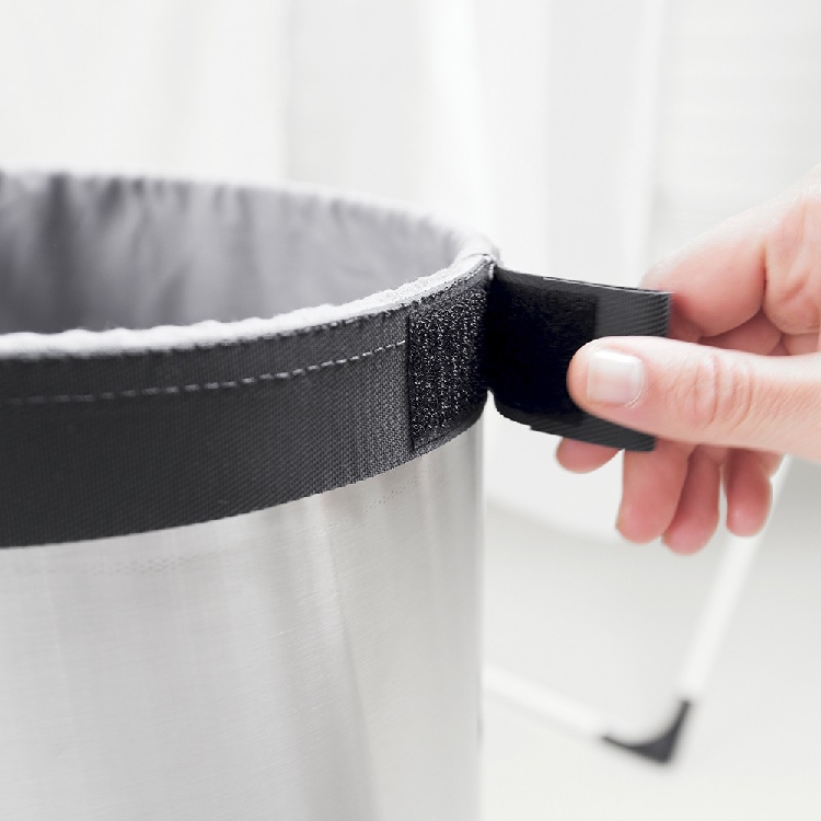 Brabantia Wäschebox mit Kunststoffdeckel, Korpus: matt steel, Deckel: dark grey, Inhalt: 35 l, Durchmesser: 30 cm, Höhe: 63 cm.